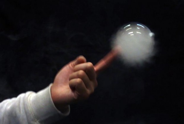 Zerplatzt sie oder wird sie zum Zerplatzen gebracht, verströmt sie einen Geruch, der länger anhält. (Bild: University of Bristol)