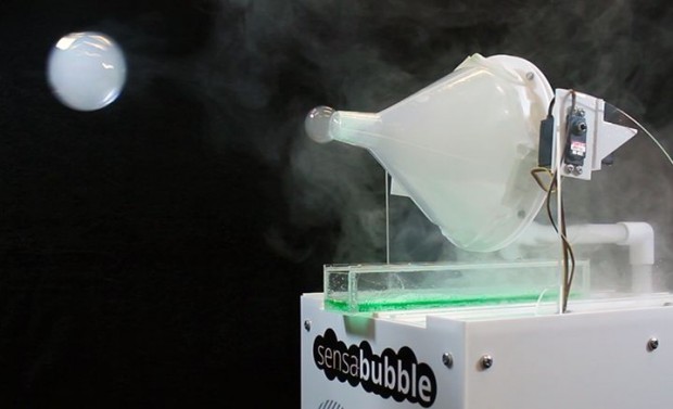 Der Seifenblasengenerator ist das Herzstück von Sensabubble. Hinzu kommen eine Kinect und ein Beamer. (Bild: University of Bristol)