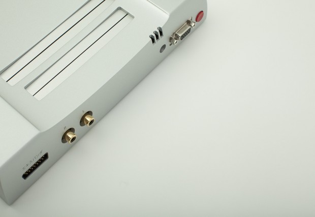 Auf der Rückseite finden sich zahlreiche Anschlüsse. (Bild: Analogue Interactive)