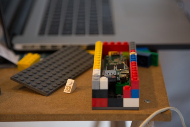 Für die Anschlüsse gibt es Aussparungen im Gehäuse. (Bild: Fabian Hamacher/Golem.de)