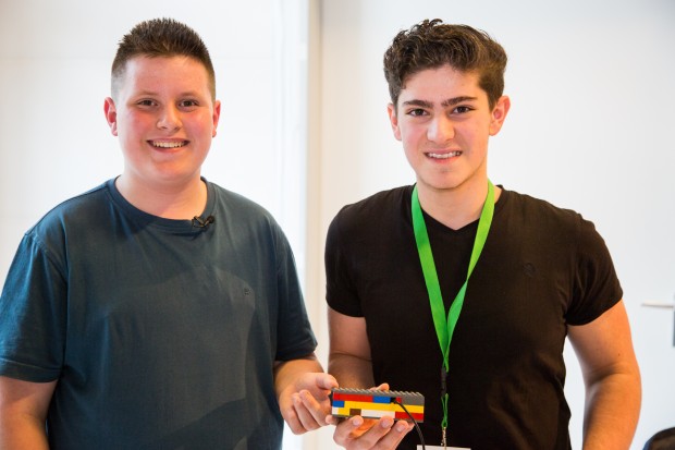 Die beiden Schüler Nico Quack und Kerem Özmen mit ihrer Android-Konsole Luga. (Bild: Fabian Hamacher/Golem.de)
