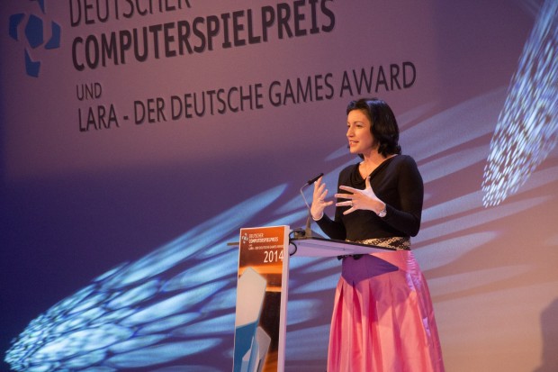 Dorothee Bär vergab den Preis in der Kategorie "Bestes Kinderspiel" - und verriet , dass sie ihre Kinder nicht absichtlich in Spielen gewinnen lässt. (Bild: Katja Höhne)