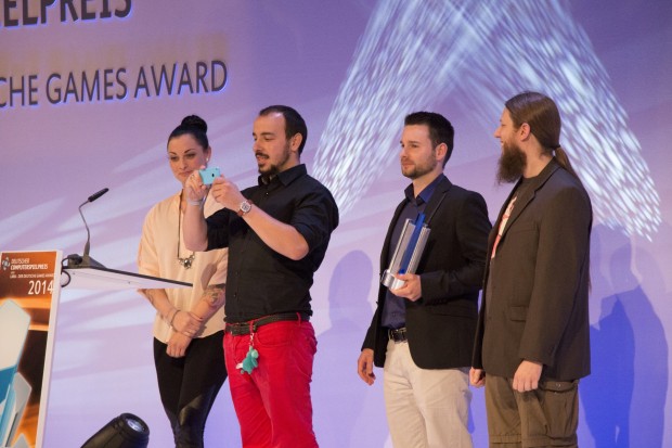 TV-Moderatorin Lina van de Mars übergabe den Beatbuddy-Entwicklern ihren Preis. (Bild: Katja Höhne)