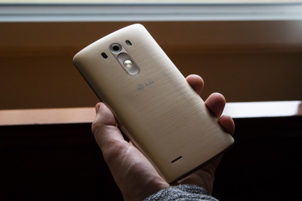 Wie beim Vorgängermodell ist der Einschalter und die Lautstärkewippe auf der Rückseite angebracht. (Bild: Tobias Költzsch/Golem.de)