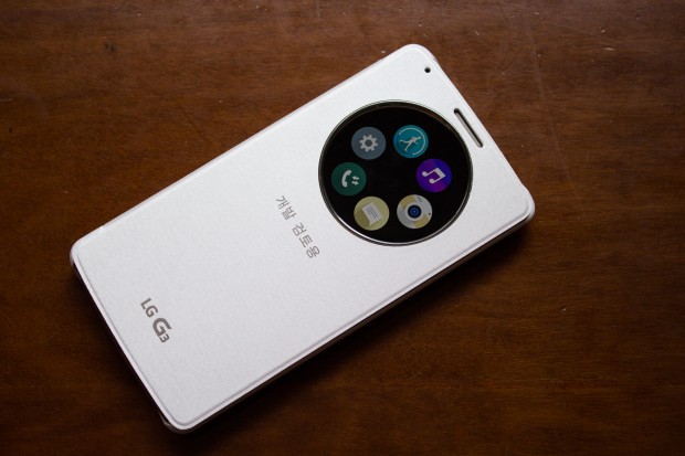 Mit dem separat erhältlichen Quick-Circle-Klappcover hat der Nutzer Zugriff auf verschiedene Funktionen, etwa die Kamera. (Bild: Tobias Költzsch/Golem.de)