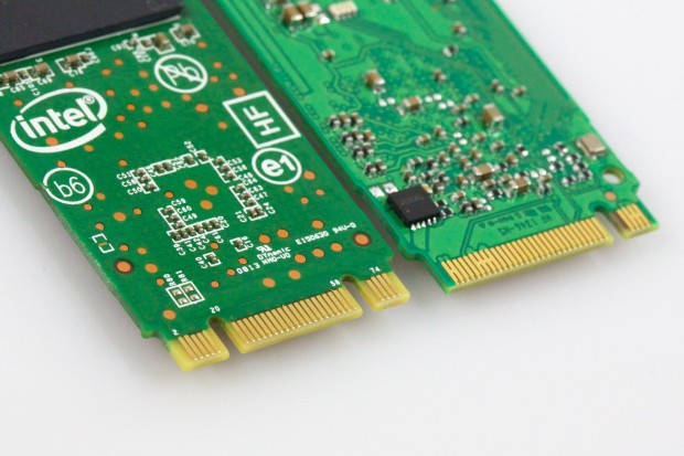 Links B- und M-Kerbung mit PCIe-x2, rechts nur der M-Key mit PCIe-x4. (Bild: Michael Wieczorek/Golem.de)