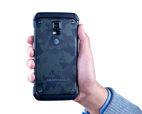 Das Smartphone verfügt über die gleich guten technischen Spezifikationen wie das Galaxy S5, hinzu kommt ein speziell stoßfestes Gehäuse. (Bild: AT&T)