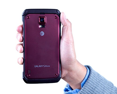 Neben der auffälligen Tarn-Lackierung ist das Galaxy S5 Active auch in etwas weniger martialischem rot ...