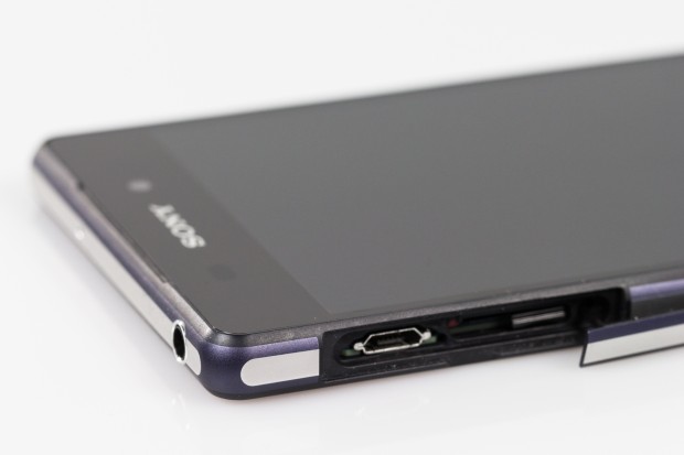 Wie seine Vorgänger ist auch das Xperia Z2 vor Wasser und Staub geschützt. (Bild: Tobias Költzsch/Golem.de)