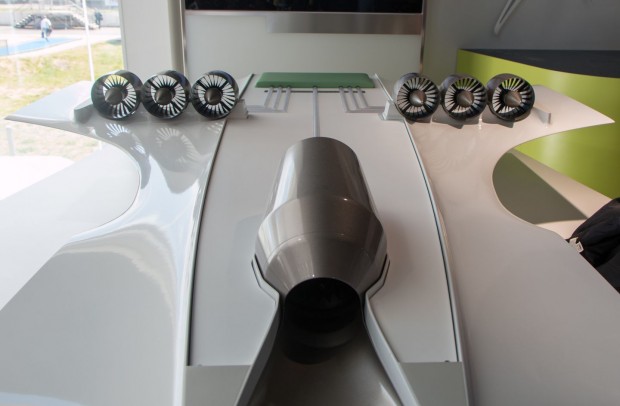 Ein Modell des Antriebsstrangs: Vorne die Verbrennungsturbine, die die Akkus (im Hintergrund) lädt. Links und rechts ...(Foto: Werner Pluta/Golem.de)