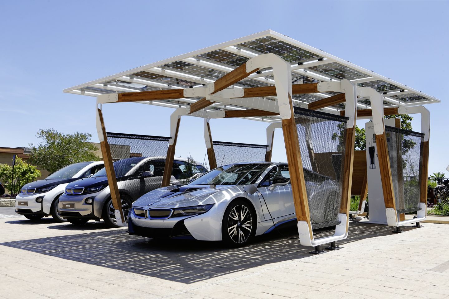 Elektroauto: BMW stellt Carport mit Solarlader vor - Golem.de