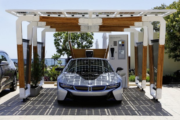 Der Strom fließt in die Wallbox - hinten an der Wand - und von dort ins Auto oder ins Hausnetz. (Foto: BMW)