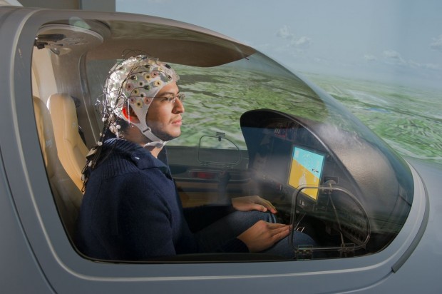 .. und steuert ein Flugzeug im Simulator allein mit der Kraft seiner Gedanken. (Foto: A. Heddergott/TU München)