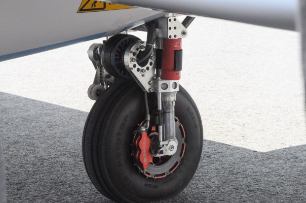 Das Flugzeug verf&uuml;gt &uuml;ber ein angetriebenes Fahrwerk: Damit f&auml;hrt es zur Startbahn und beschleunigt beim Start. (Foto: Andreas Sebayang/Golem.de)