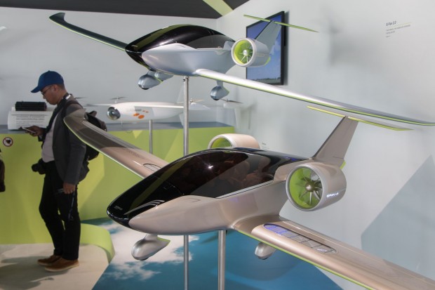 Airbus will das Elektroflugzeug f&uuml;r die Pilotenausbildung k&uuml;nftig in Serie produzieren - als Viersitzer (vorn) und als Zweisitzer. (Foto: Werner Pluta/Golem.de)