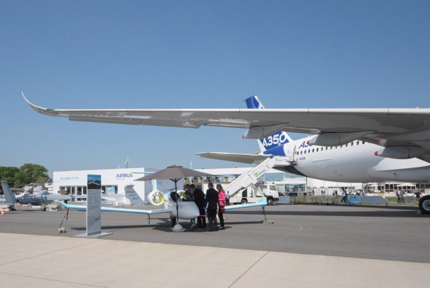 Gr&ouml;&szlig;envergleich: E-Fan neben dem neuen Verkehrsflugzeug Airbus A350. (Foto: Andreas Sebayang/Golem.de)
