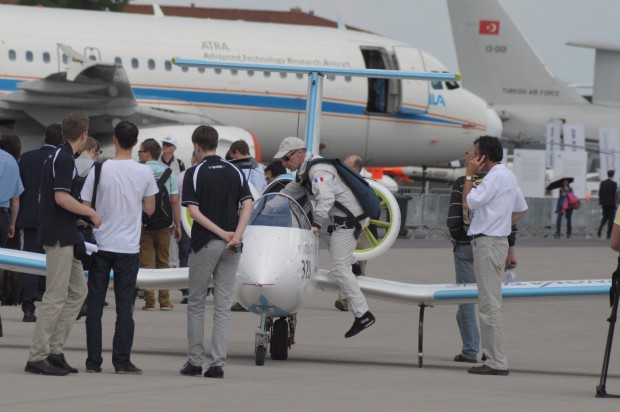 Die mit Pilot gerade einmal 600 kg wiegende Maschine... (Foto: Andreas Sebayang/Golem.de)