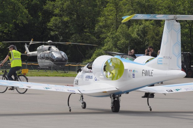 Stattdessen sorgt ein kleiner Elektromotor im Fahrwerk f&uuml;r die nahezu ger&auml;uschlose Vorw&auml;rtsbewegung. Von einem Fahrradfahrer wurde das Flugzeug zur Startbahn begleitet. (Foto: Andreas Sebayang/Golem.de)