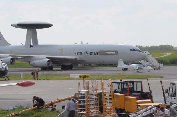 Im Gr&ouml;&szlig;envergleich mit einer Boeing-Milit&auml;rmaschine wirkt der E-Fan winzig. (Foto: Andreas Sebayang/Golem.de)