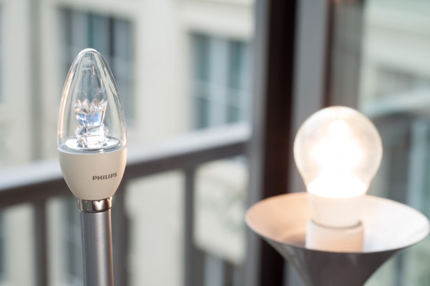 ... oder die sehr kompakte LED-Kerze von Philips. (Foto: Andreas Sebayang/Golem.de)