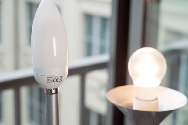 Zum Vergleich die hohe wie auch bauchige Leuchtstoffröhren-Kerze. (Foto: Andreas Sebayang/Golem.de)