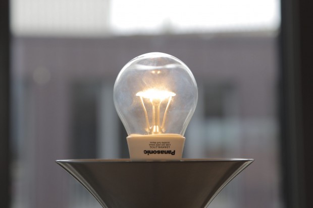 Panasonics Ansatz sieht durch den länglichen LED-Draht je nach Perspektive anders aus. (Foto: Nina Sebayang/Golem.de)