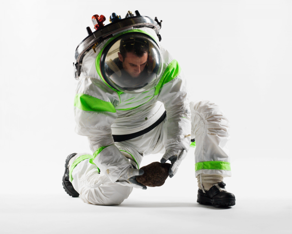 Der 2012 vorgestellte Z-1 war der erste Anzug der neuen Z-Serie. Diese sollen außen am Raumschiff angebracht werden. Der Astronaut wird durch eine Öffnung am Rücken hineinsteigen. (Bild: Nasa)