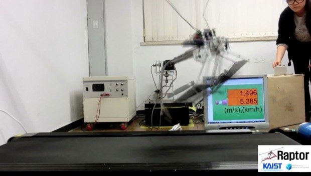 Der Roboter schaffte auf dem Laufband eine Geschwindigkeit von 48 km/h. (Bild: Kaist/Screenshot: Golem.de)