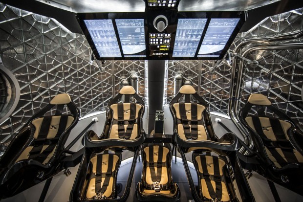 Blick in den Raumtransporter, in dem sieben Astronauten Platz haben (Foto: SpaceX)
