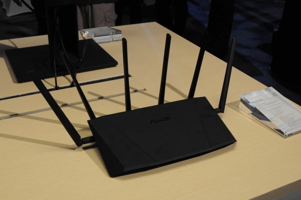 Der 3-WLAN-Router RT-AC3200 (Foto: Nico Ernst)