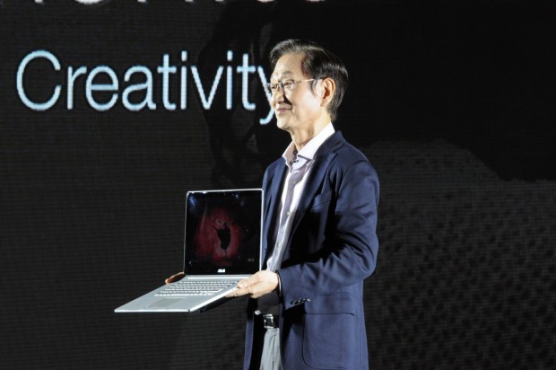 Asus-Gründer Jonney Shih präsentiert das NX500 mit Stolz. (Foto: Nico Ernst/Golem.de)