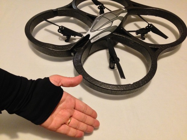Drohne und Steuerungshandschuh (Foto: Hugo Silva)