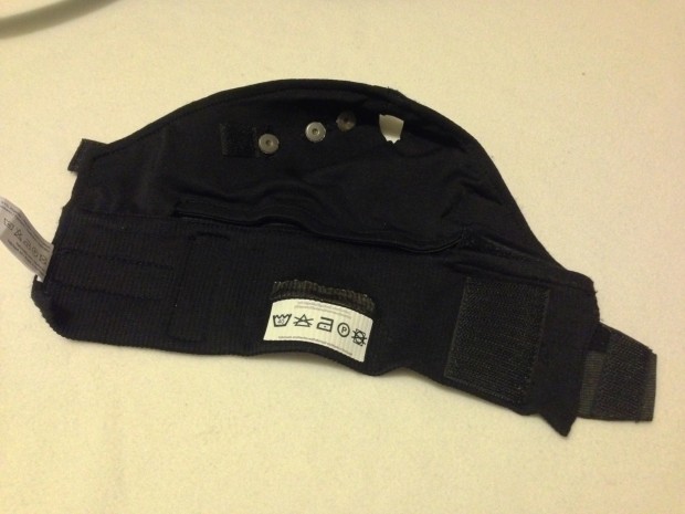 Der Handschuh von der Innenseite, die kleinen Metallpl&auml;ttchen sind EMG-Sensoren (Foto: Hugo Silva)