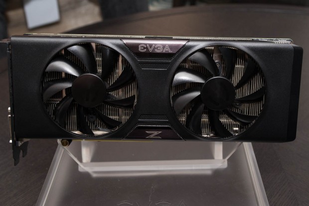 Titan-Z von EVGA mit Luft- oder Wasserkühlung. (Fotos: Fabian Hamacher/Golem.de)