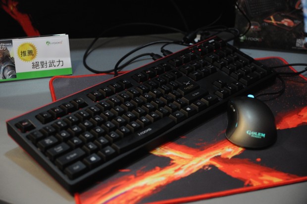 Eine passende Maus gibt es auch. (Fotos: Nico Ernst)