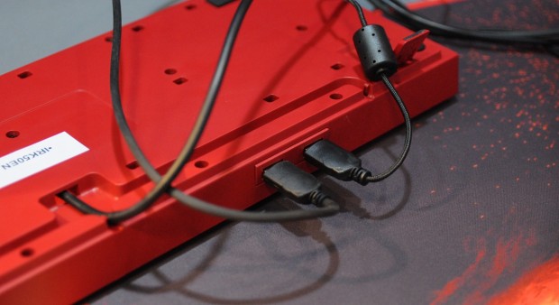 Ein Hub für zwei USB-2.0-Ports ist eingebaut. (Fotos: Nico Ernst)