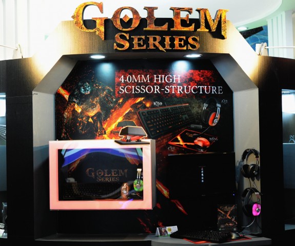 Die Tastatur K50 aus der Golem-Series nimmt ein Drittel des i-Rocks-Standes ein. (Fotos: Nico Ernst)