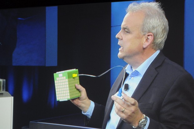 Links der Arbeitsspeicher, rechts der Prozessor. Verbunden wird das Ganze per Glasfaser. (Foto: Andreas Sebayang/Golem.de)