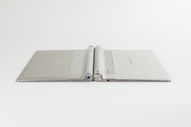 Starke Ähnlichkeit: Links liegt das Yoga Tablet 10 HD+, rechts das Yoga Tablet 10. (Bild: Tobias Költzsch/Golem.de)