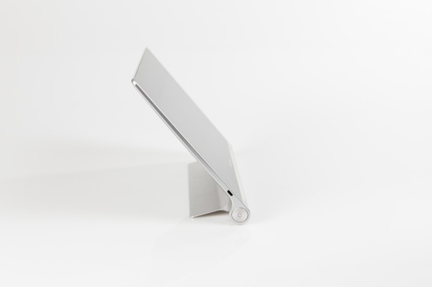 Bei halb ausgeklapptem Standfu&szlig; steht das Yoga Tablet 10 HD+ weiterhin stabil. (Bild: Tobias K&ouml;ltzsch/Golem.de)