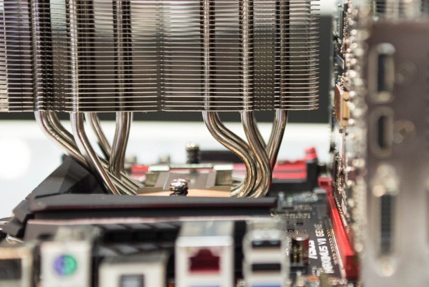 Eine asymmetrische Version des NH-D15 (Bild: Fabian Hamacher/Golem.de)