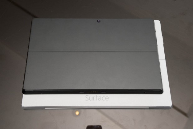 Das alte Surface Pro ist deutlich kleiner, ... (Bild: Fabian Hamacher/Golem.de)