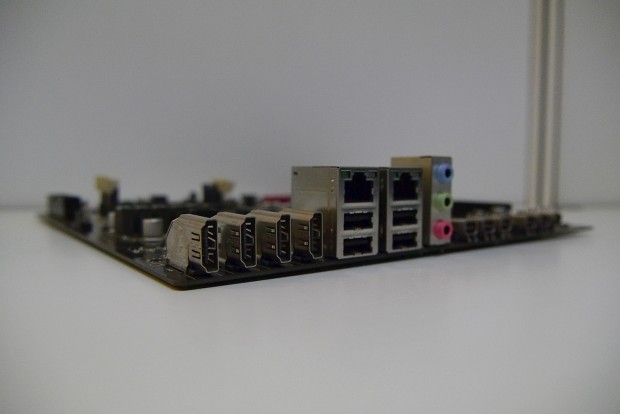 Es bietet vier HDMI-Ausgänge und ... (Bild: Marc Sauter/Golem.de)