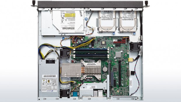 Thinkserver RS140 mit 2,5-Zoll-Laufwerken. Komfortable Wechselschächte gibt es nicht. (Bild: Lenovo)