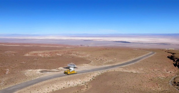Die Antenne hat einen Durchmesser von 12 Metern. Sie wurde von den Europäern gebaut. (Foto: A. Marinkovic/X-Cam/ALMA - ESO/NAOJ/NRAO)