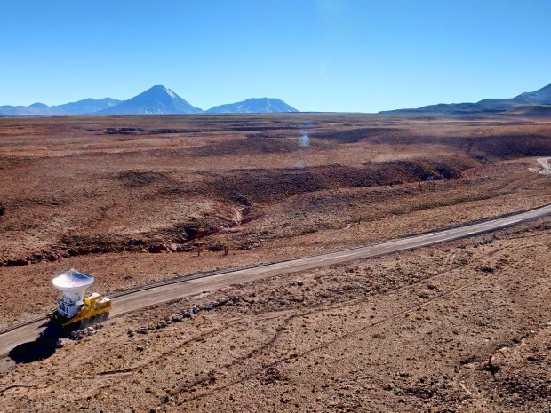 Die Anlage liegt im Norden Chiles, auf dem Chajnantor-Plateau in über 5.000 Metern. Höhe (Foto: A. Marinkovic/X-Cam/ALMA - ESO/NAOJ/NRAO)