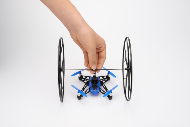 Die St&uuml;tzr&auml;der werden einfach eingesteckt und erfordern keine Montage. (Foto: Parrot)