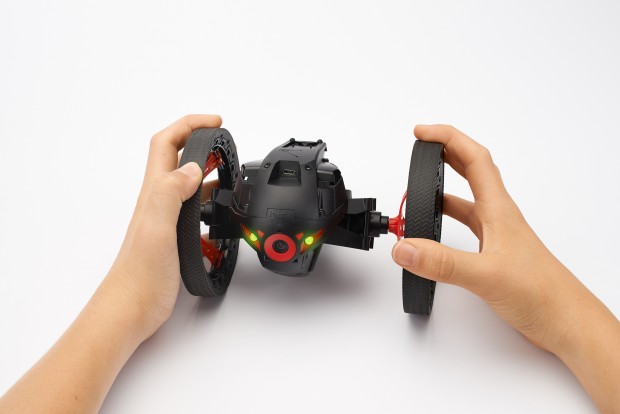 Die R&auml;der k&ouml;nnen in zwei verschiedenen Abst&auml;nden vom Geh&auml;use platziert werden. (Foto: Parrot)