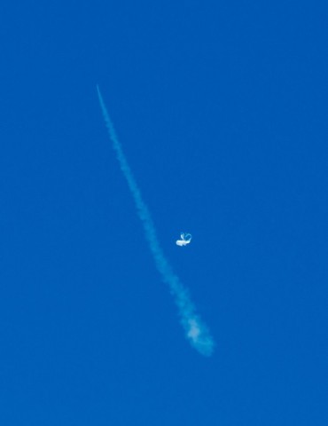Für den Test brachte zuerst ein Ballon den LDSD nach oben, für den zweiten Teil des Aufstiegs wurde ein Raketentriebwerk gezündet. (Bild: Nasa/ Caltech)