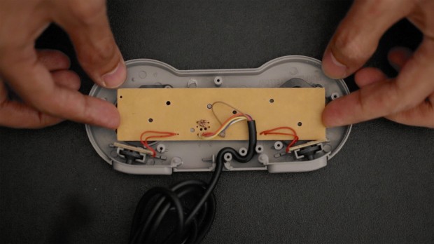 ..., die Steuerung &uuml;bernimmt ein zerlegter SNES-Controller. (Bild: Noe Ruiz/Adafruit)